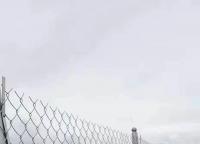 鍍鋅護(hù)欄網(wǎng)為什么要在邊框上面打孔？